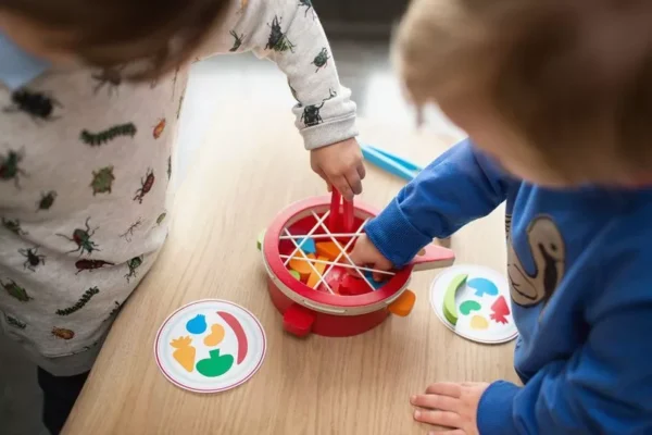 csipeszes fejlesztő játék